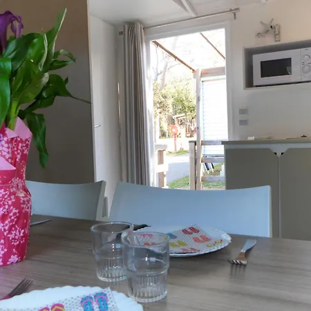 Le Mediterranee キャンプ場 3*